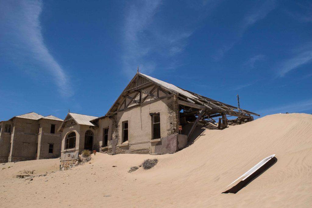 Dicas da Namíbia: As casas soterradas no deserto em Kolmanskop, parada obrigatória em Luderitz.