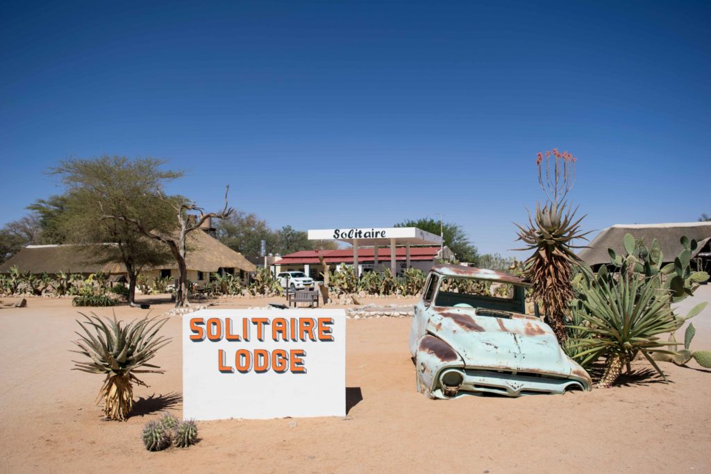 Dicas da Namíbia: Solitaire Lodge, um lugar confortável, decorado comm carros antigos e do lado da melhor padaria da Namíbia!