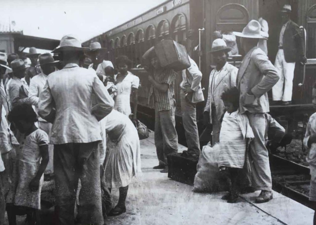 Imigrantes na estação da Hospedaria. Foto do Museu da Imigração. Memorial do Imigrante.