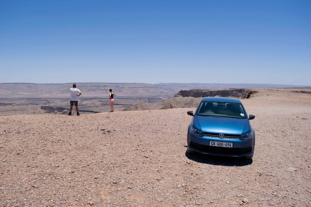 Fomos com o nosso Polo normalzinho pelos caminhos do Canyon. Dá! Só fique atento às pedras. Viajar para Namibia.