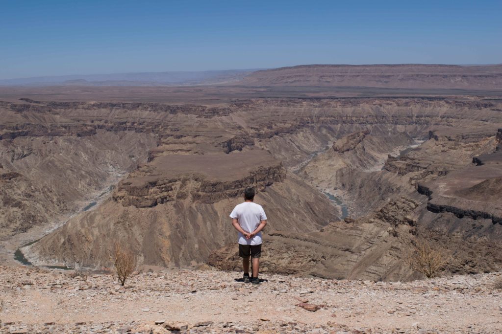 Fish River Canyon em sua magnitude de segundo maior do mundo! Viajar para Namibia.