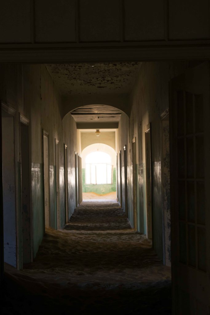 Viajar para Namibia: Foi nesse corredor sinistro do hospital abandonado que vi os "fantasmas" de Kolmanskop.