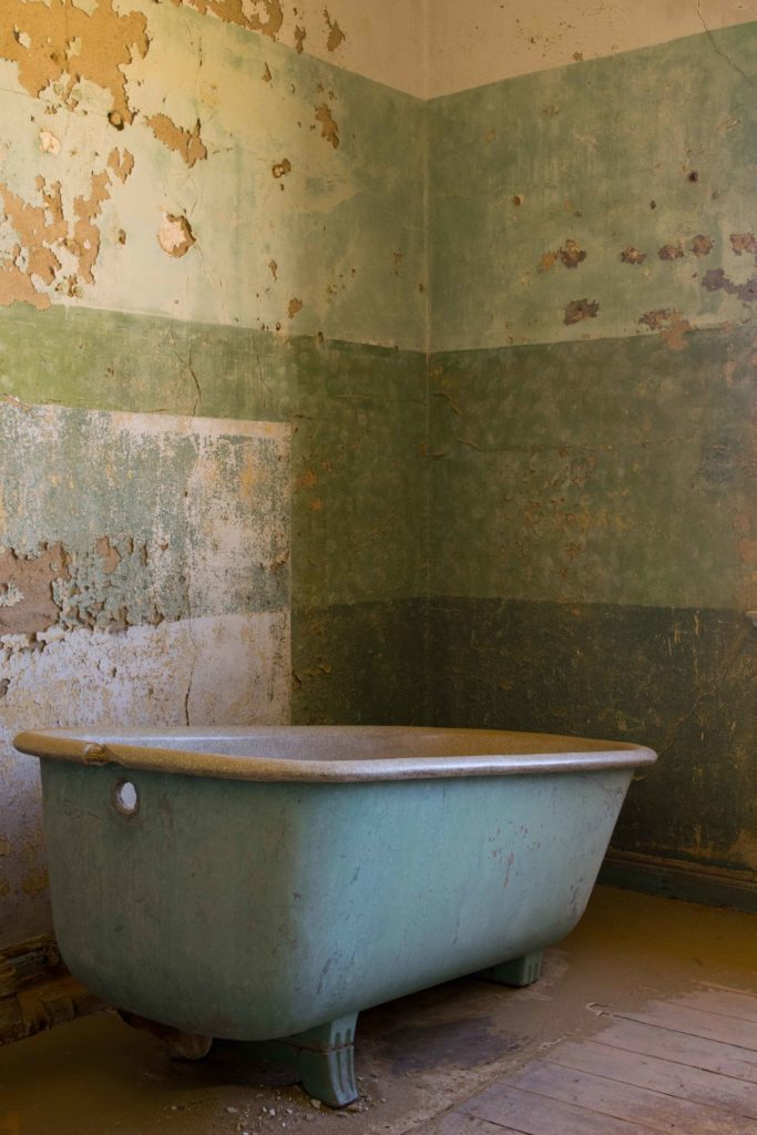 Viajar para Namibia: Kolmanskop era tão rica que tinha paredes em degradê para uma banheira em uma cidade sem água doce...