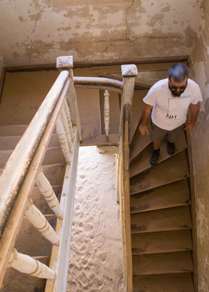 As casas de Kolmanskop estão caindo aos pedaços. Só é possível entrar em algumas e tem que ter coragem para subir as escadas...