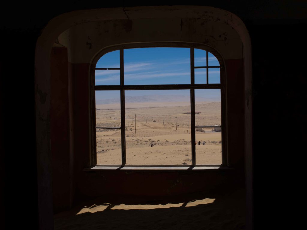 Imagina essa vista de areia sem fim numa cidade sem água doce. Pois é, as pessoas viviam assim em Kolmanskop...