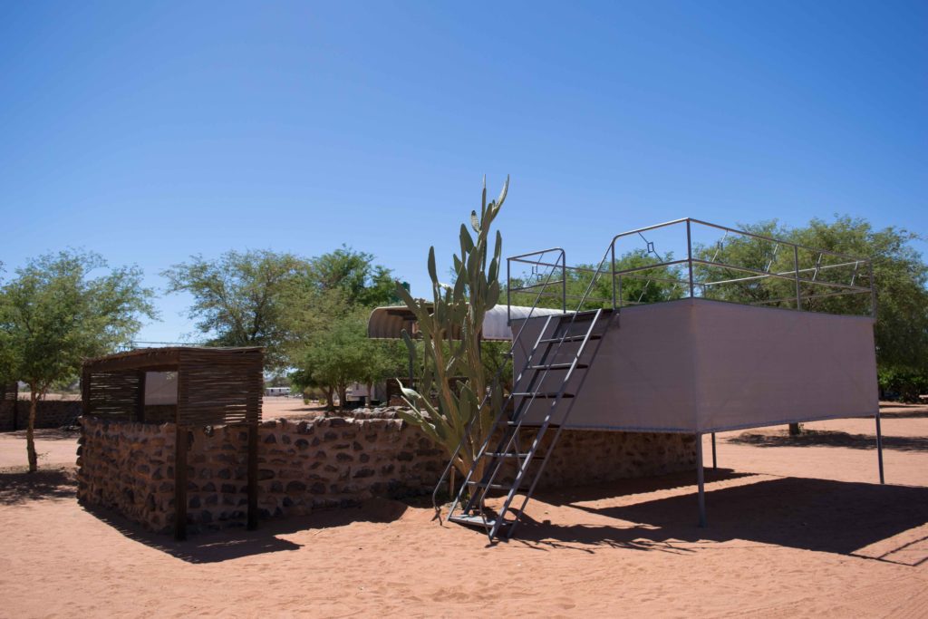 Viajar para Namibia: Os locais para motorhomes e barracas do Betta Camping tem essa cobertura, banheiro privativo, mesa, pia e churrasqueira. Ótimo!