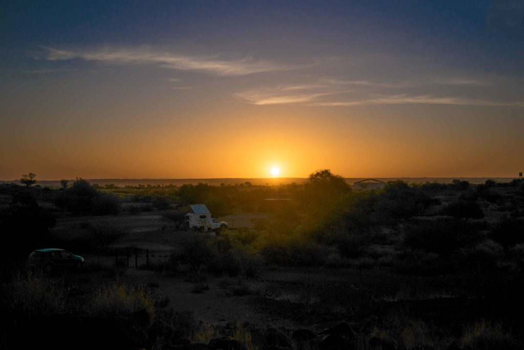 Área de camping no Quiver Tree. Coisa mais linda! Viajar para Namibia.
