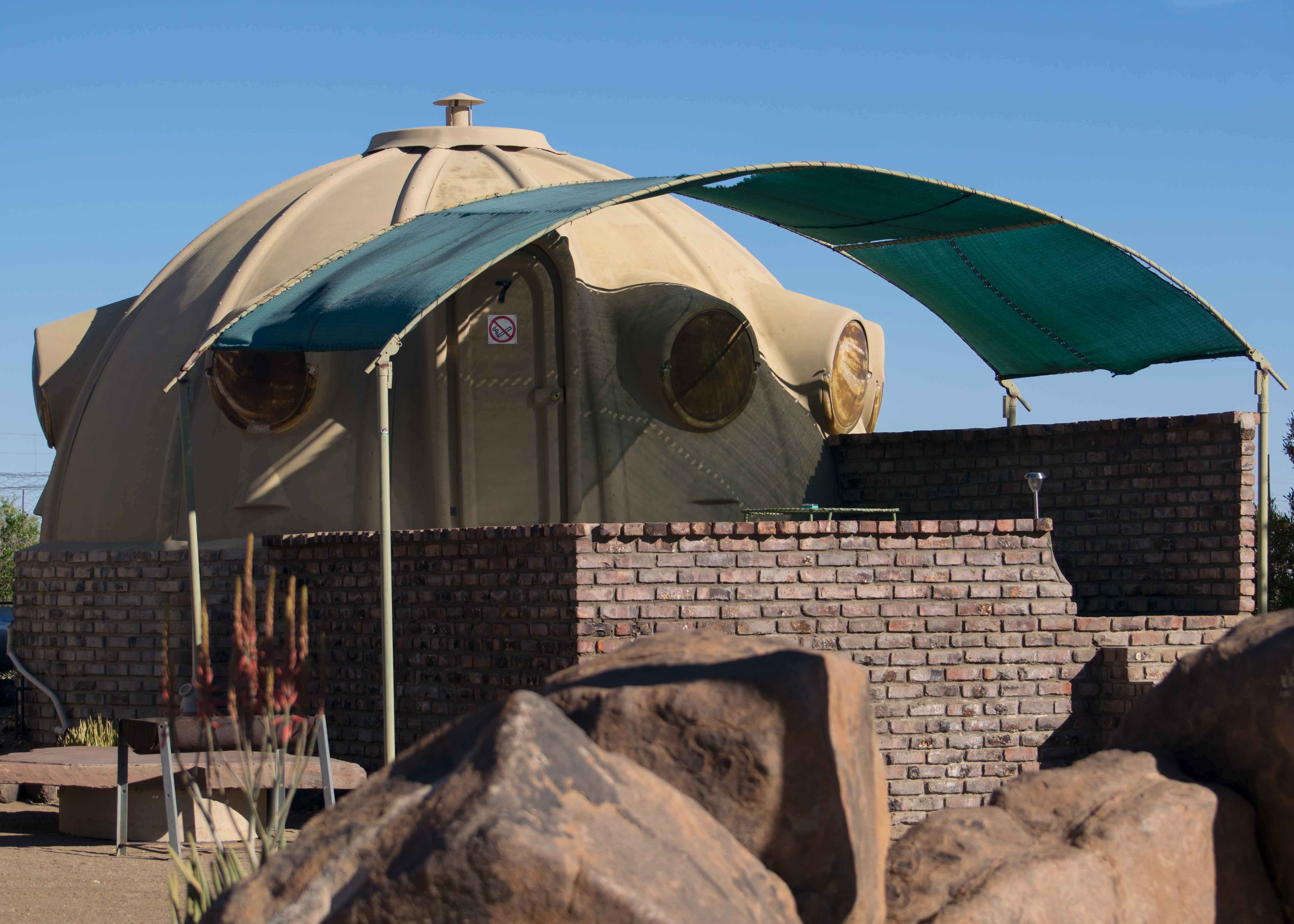 Nosso iglu/bunker no Quiver Tree Camping! Viajar para Namibia.