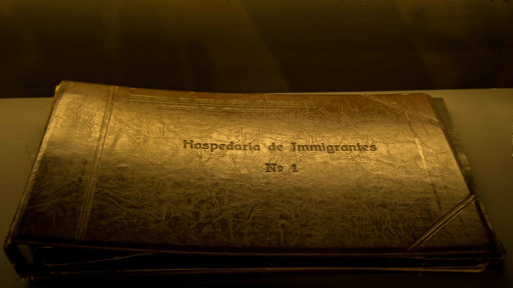 O primeiro livro de registro da Hospedaria está à mostra no Museu da Imigração (antigo Memorial do Imigrante).