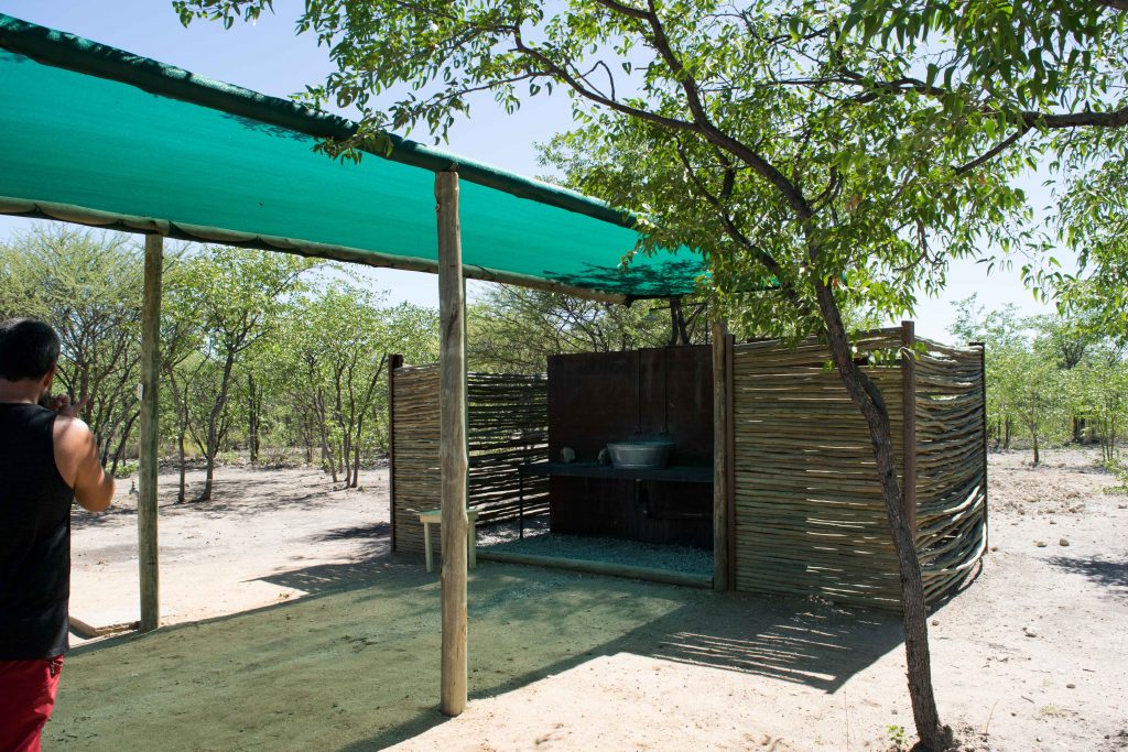 Etosha Camping: os lugares de camping do Mopane Village são bem privativos e tem sombra, pia, churrasqueira e banheiro individuais.