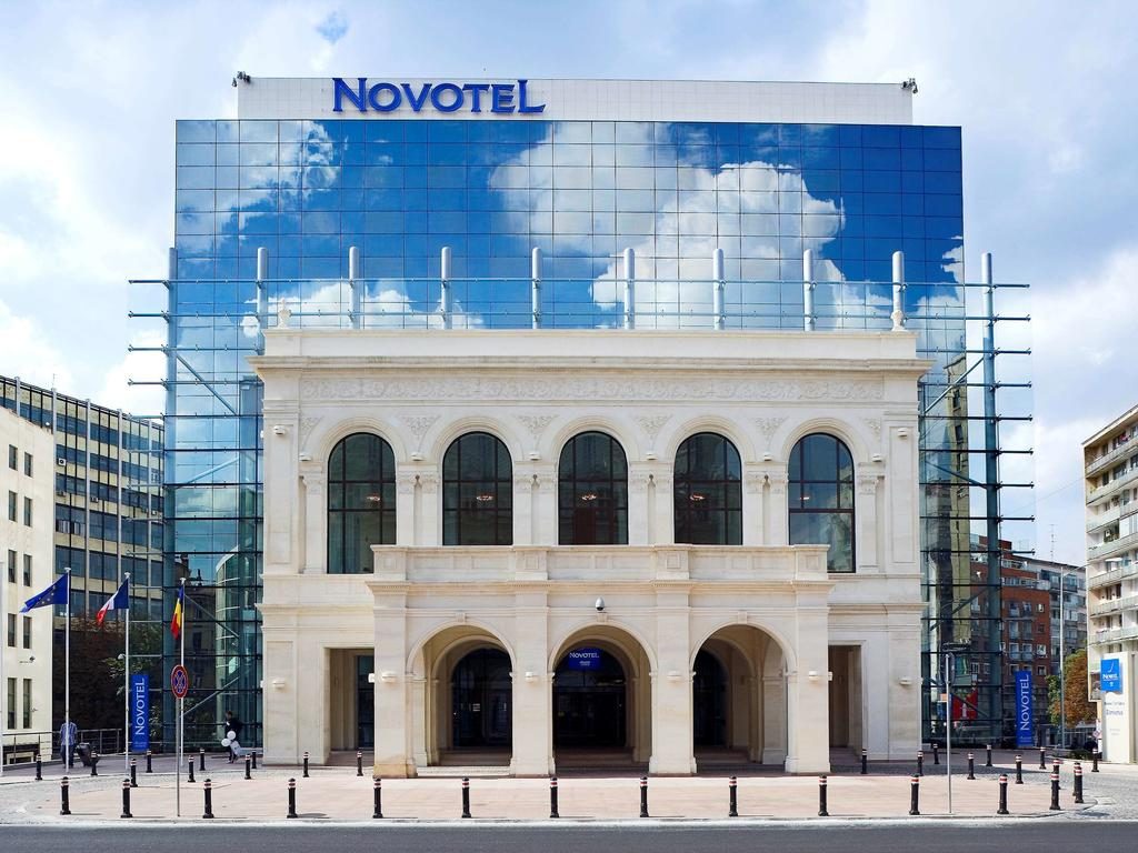 Novotel e a réplica do pórtico do antigo Teatro Nacional. Foto: divulgação.