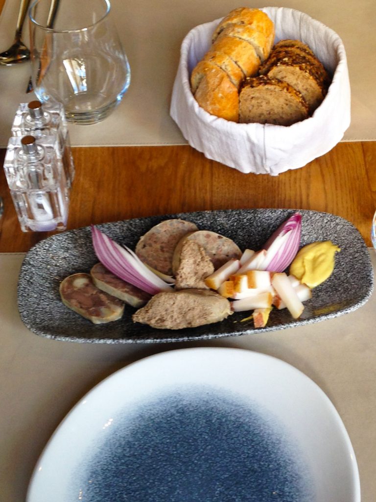 especialidades da gastronomia romena: linguiça de boochecha de porco, patê de fígado e bacon cru.