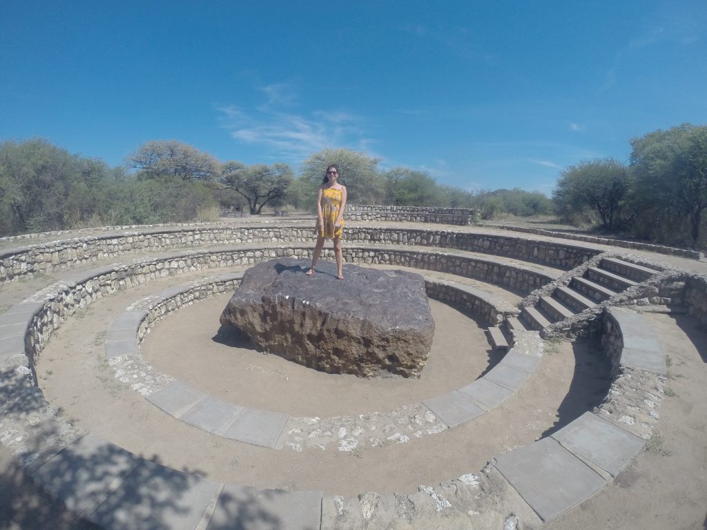 Para você ter uma ideia do tamanho do Hoba Meteorite, ele nunca foi retirado do lugar, porque é muito pesado! O que fazer na Namíbia - Roteiro pelo Caprivi.