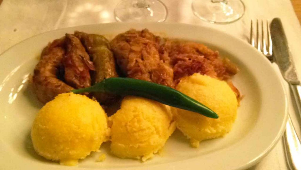 O prato mais típico da Romênia: charutinho de folha de repolho com carne de porco e polenta. Experimente esse do Hanu Lui Manuc!