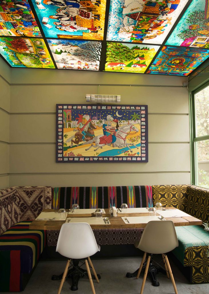Se a frente é toda colorida, o fundo é um encanto com vitrais e tapeçaria típicos! Mahala: um dos restaurantes em Bucareste para se apaixonar!