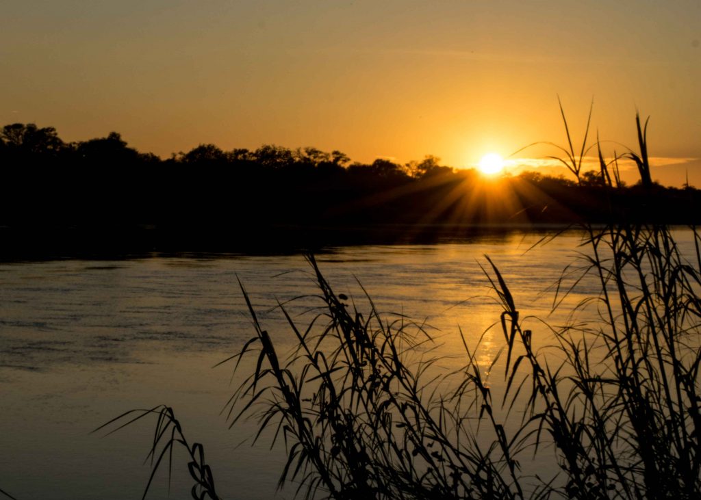 Nascer do sol lindo no Kavango River. O que fazer na Namíbia - Roteiro pelo Caprivi.