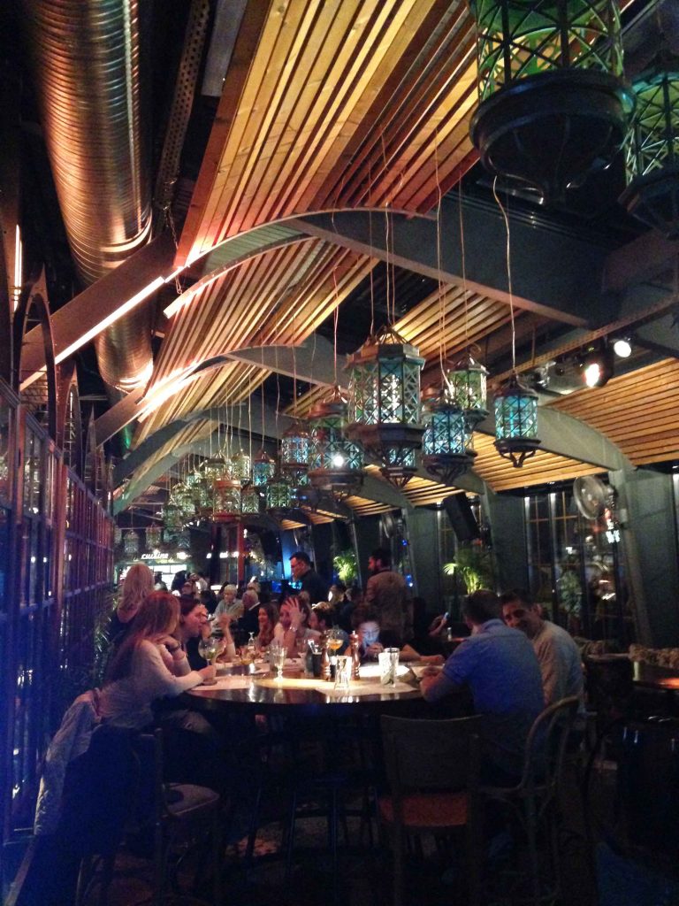 O animadíssimo Nomad Sky Bar: um restaurante para jantar em Bucareste e já ficar para a night!