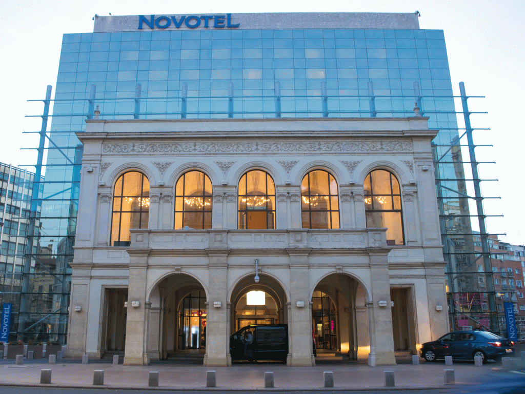 A fachada exótica do Novotel, no centro. Um dos melhores lugares para se hospedar em Bucareste.