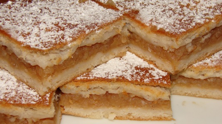 Um dos doces típicos da Romênia, a torta de maçã. Foto: Realitate. 