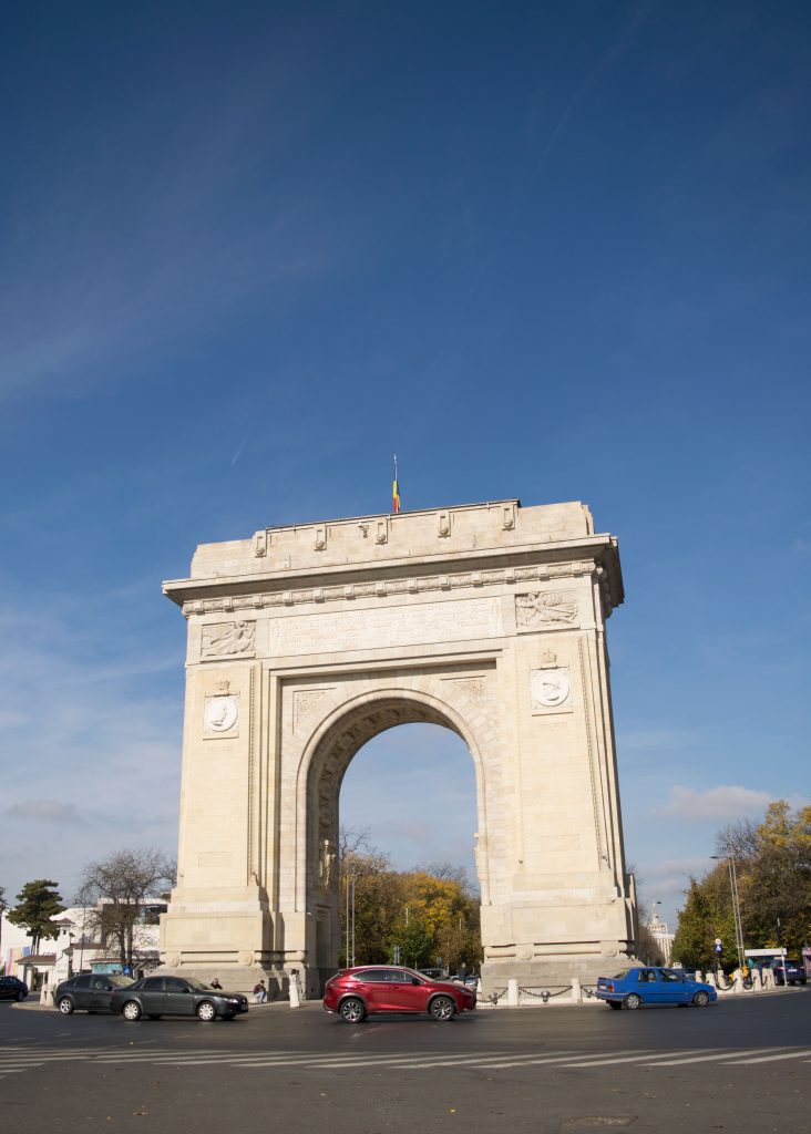 Fazer turismo em Bucareste vai com certeza incluir uma passada no Arco do Triunfo, um marco histórico da cidade!