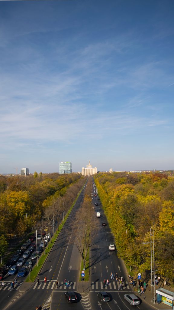 Uma visita ao Arco do Triunfo de Bucareste é uma ótima pedida para seu roteiro completo de 4 dias em Bucareste! Lá do alto se vê as lindas avenidas e o prédio da Imprensa Livre, sede de vários veículos de comunicação romenos.