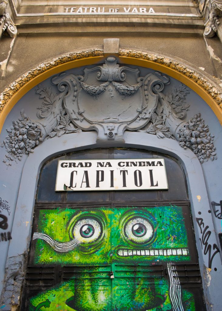 Portão de um antigo teatro aberto em Bucareste, hoje transformado em arte.