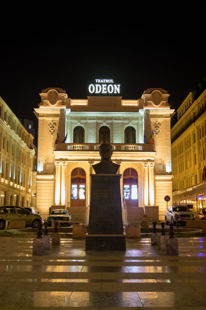O lindo teatro Odeon, na Calea Vitoriei. Não deixe de vê-lo em alguma noite do seu roteiro de 4 dias em Bucareste!
