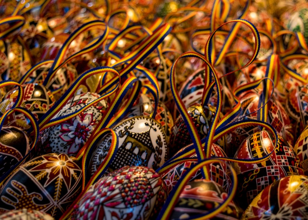 Esses ovos pintados à mão são tradicionais na Romênia e seu roteiro de 4 dias em Bucareste não pode deixar de passar por um artesão vendendo um desses!