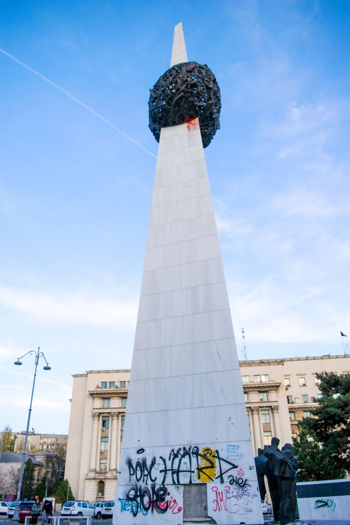 O polêmico monumento à Revolução de 89 que pôs fim à era comunista na Romênia. Ninguém entende, ninguém respeita. Visita obrigatória no seu roteiro de 4 dias em Bucareste!