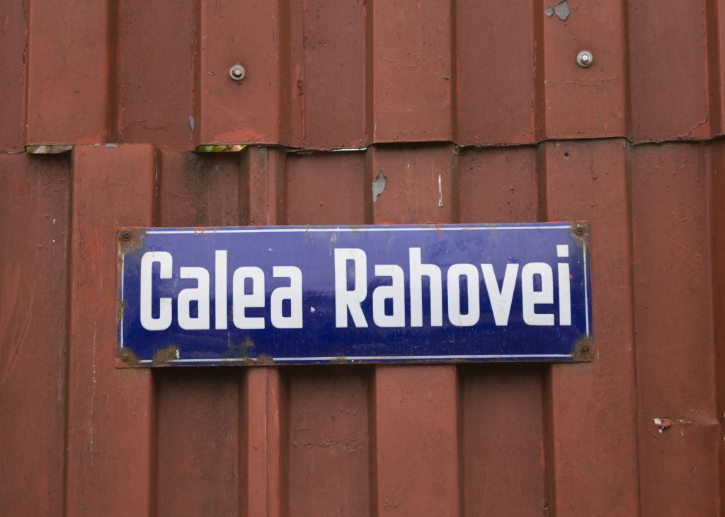 O que fazer em Bucareste: visite a Calea Rahovei e tenha uma ideia da vida cigana na Romênia.