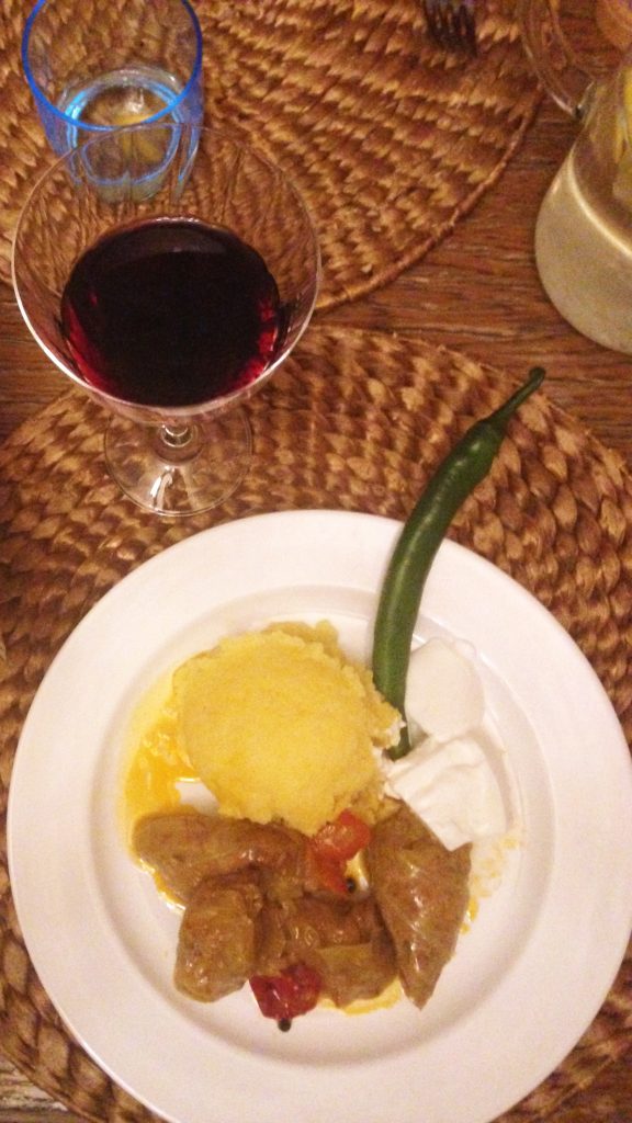 O prato mais típico da Romênia: charutinho de folha de repolho com carne de porco e polenta.