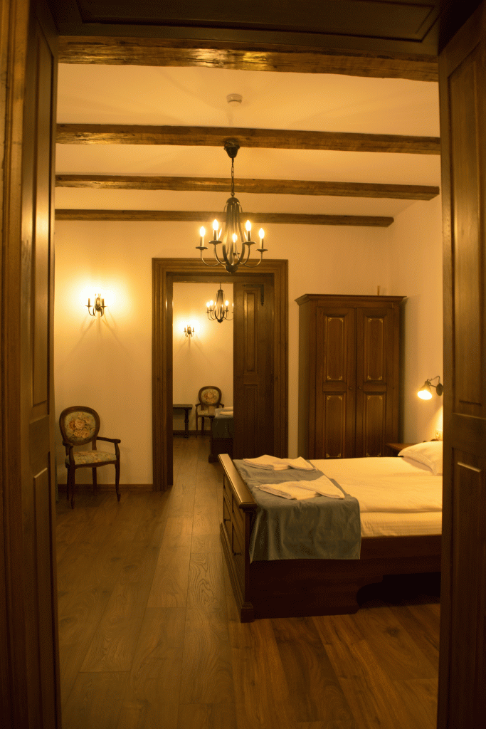 Quarto duplo de um dos melhores hotéis de Brasov, o estiloso Casa Chitic.