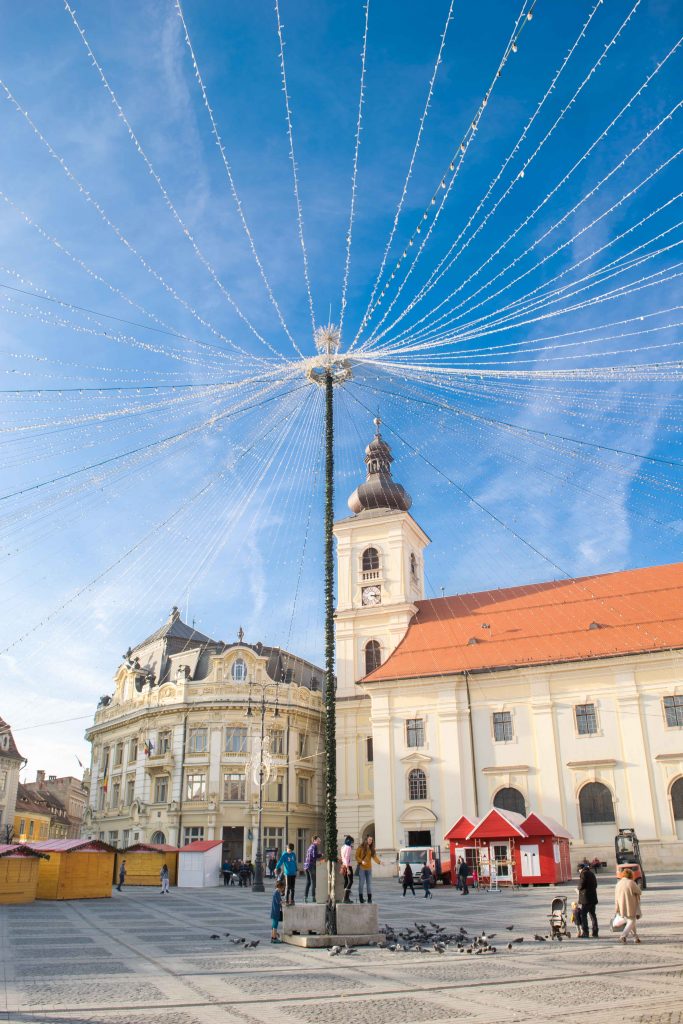Praça Maior de Sibiu se preparando para a feira de Natal.