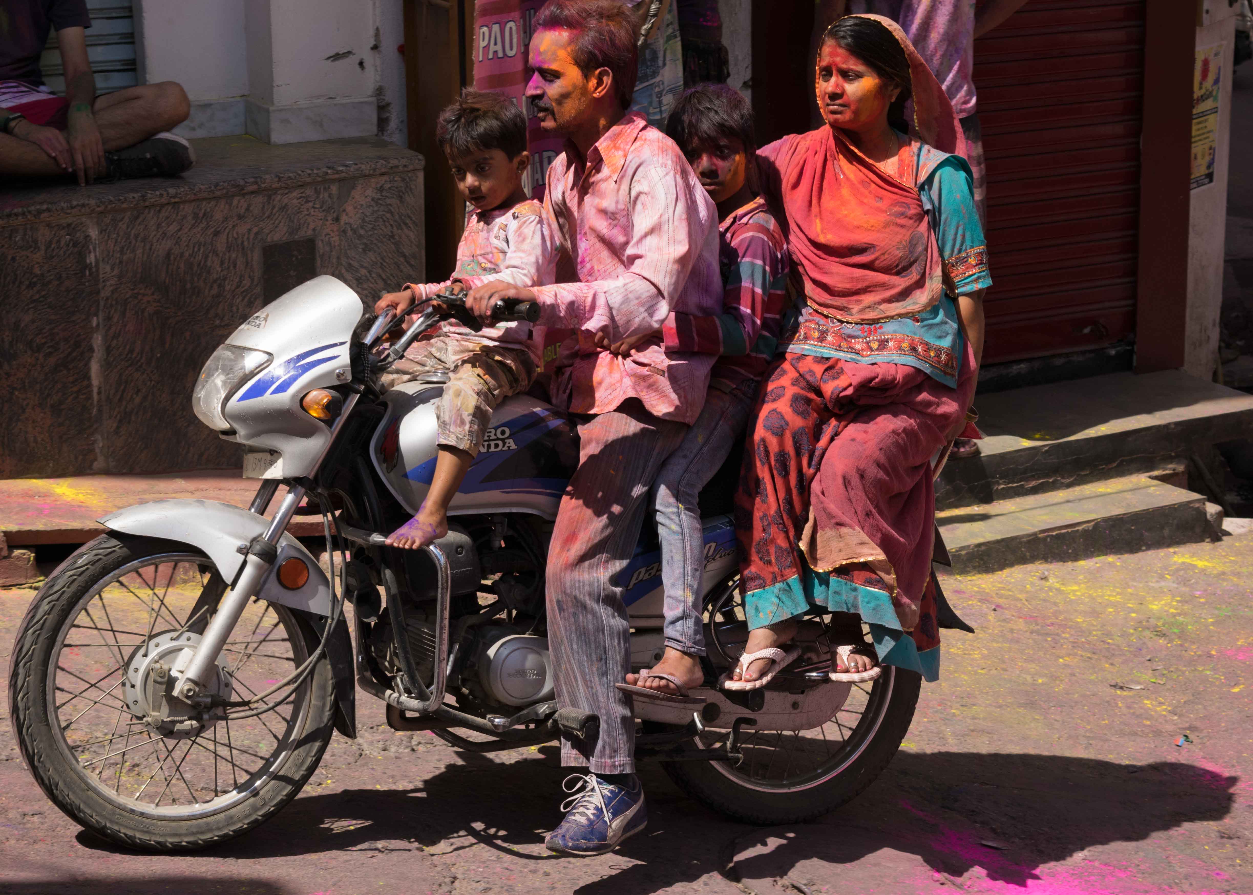 Dicas para aproveitar o Holi: tudo é cheio na índia, até as motos!