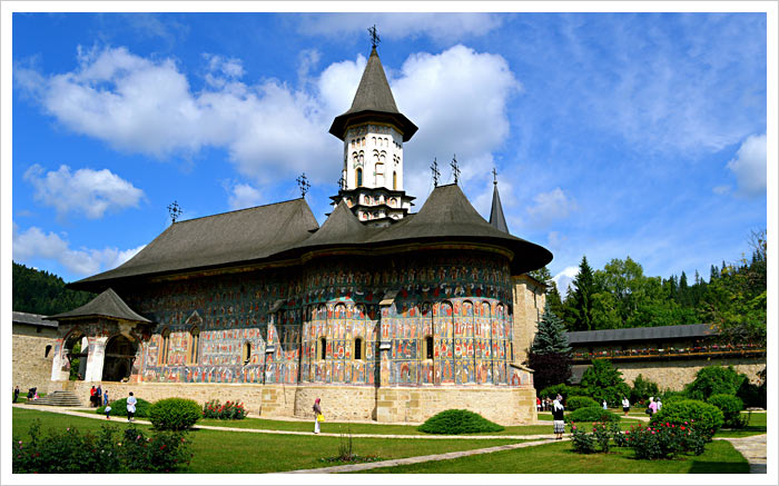 Um dos painted monasteries de Bucovina. Foto: Romania Tourism.