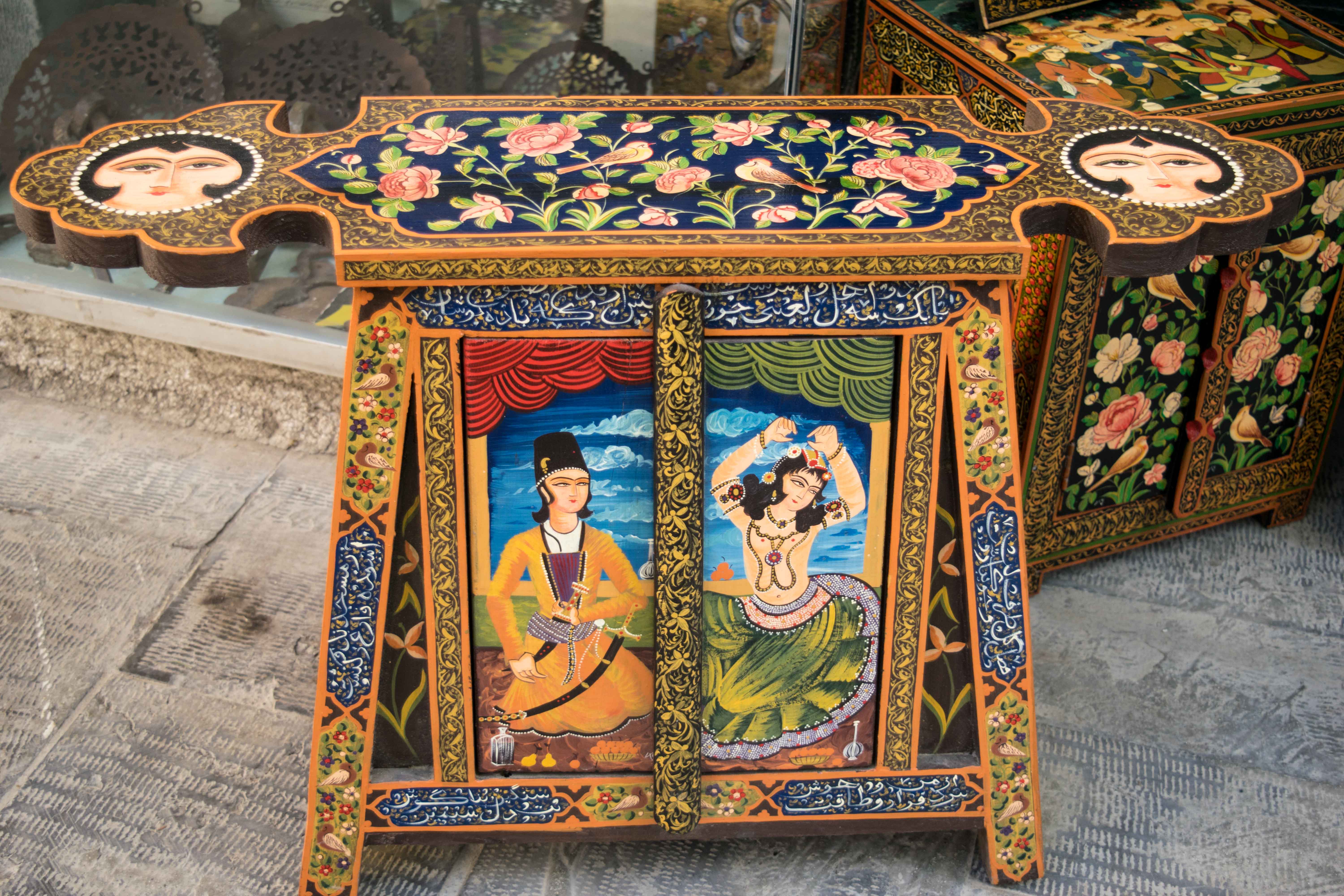 Banco pintado a mão do Bazaar de Isfahan. O que comprar no Irã.