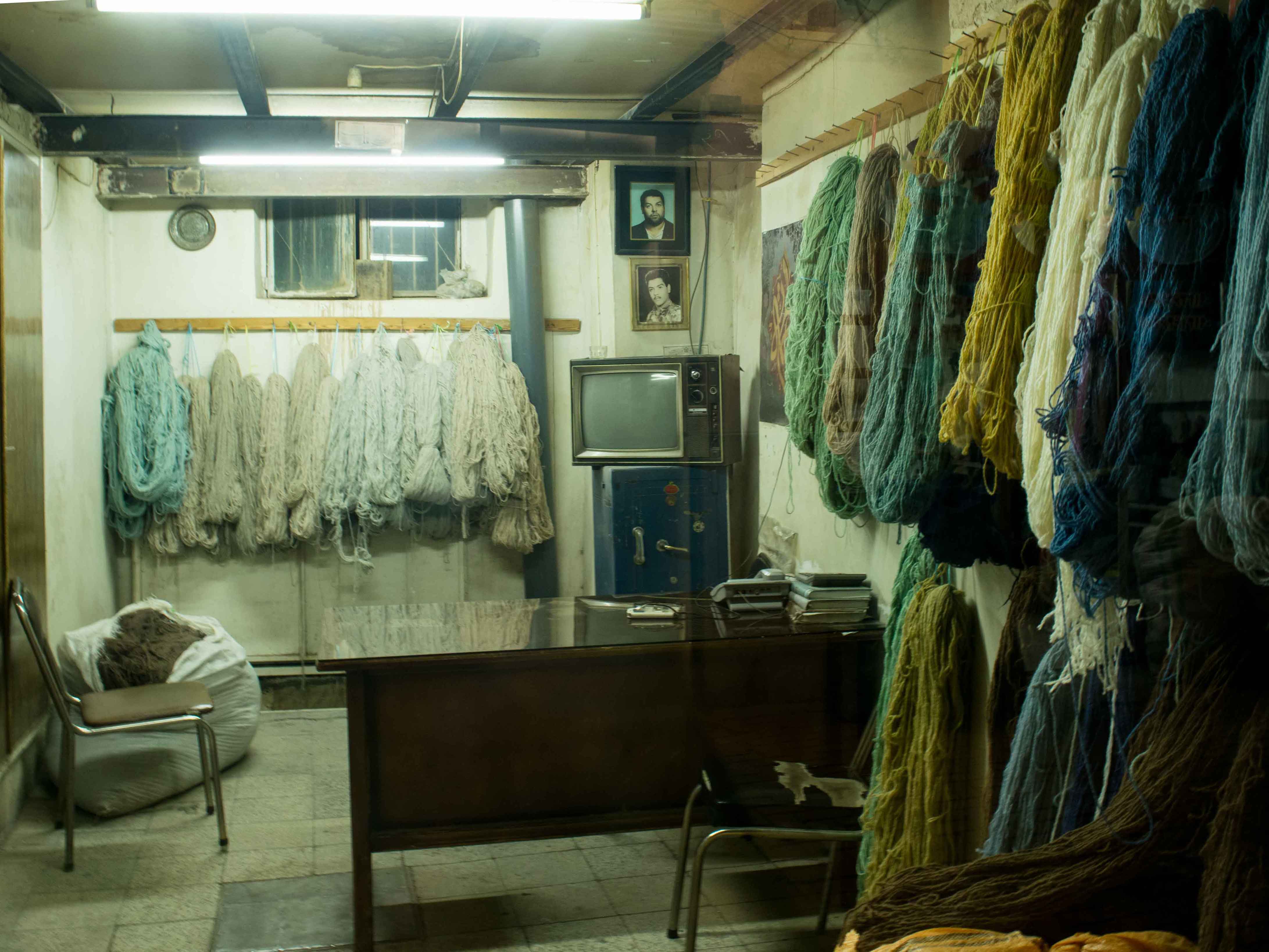 Comprar no Irã: loja de fios tingidos para produção de tapete persa.