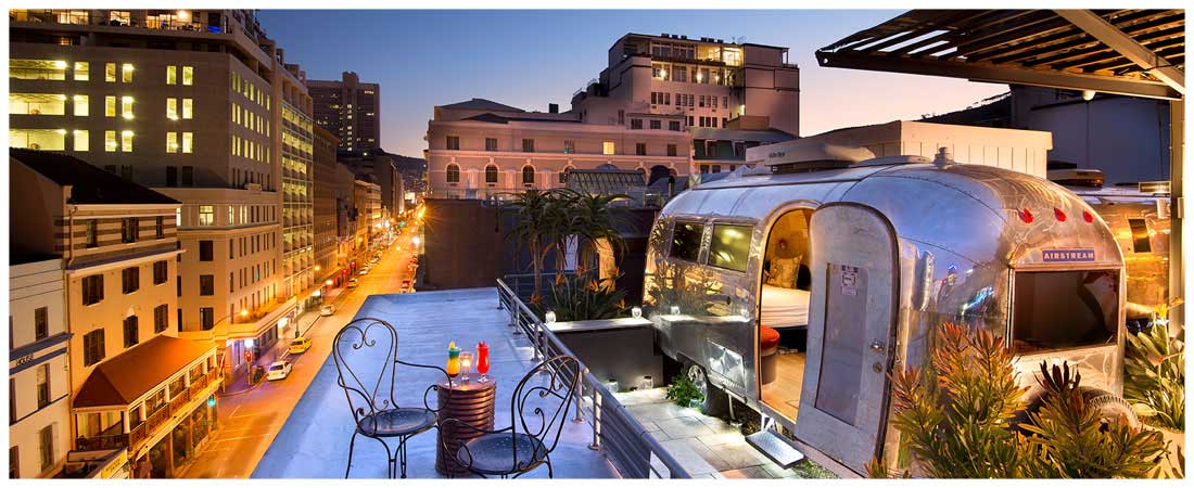 O Rooftop do Grand Daddy, com seus trailers temáticos! Indicação Hotel Cape Town.