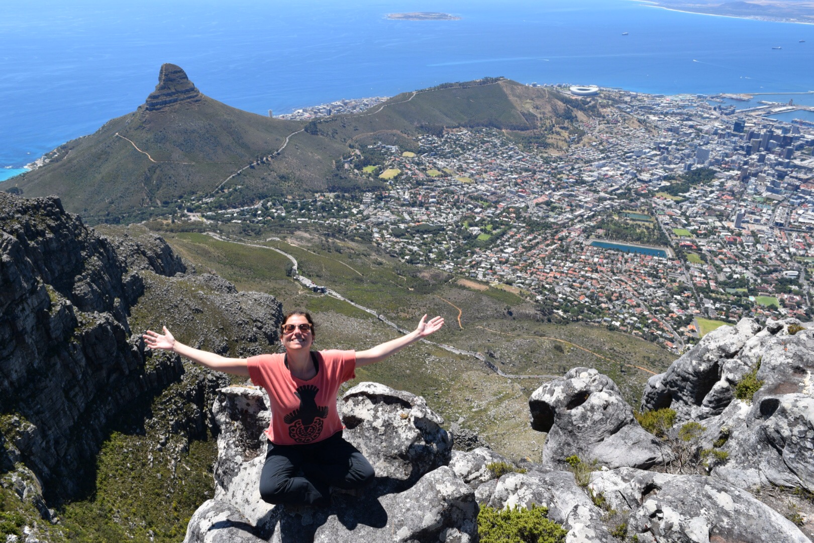 Eu e a vista que se tem da Table Mountain em Cape Town.