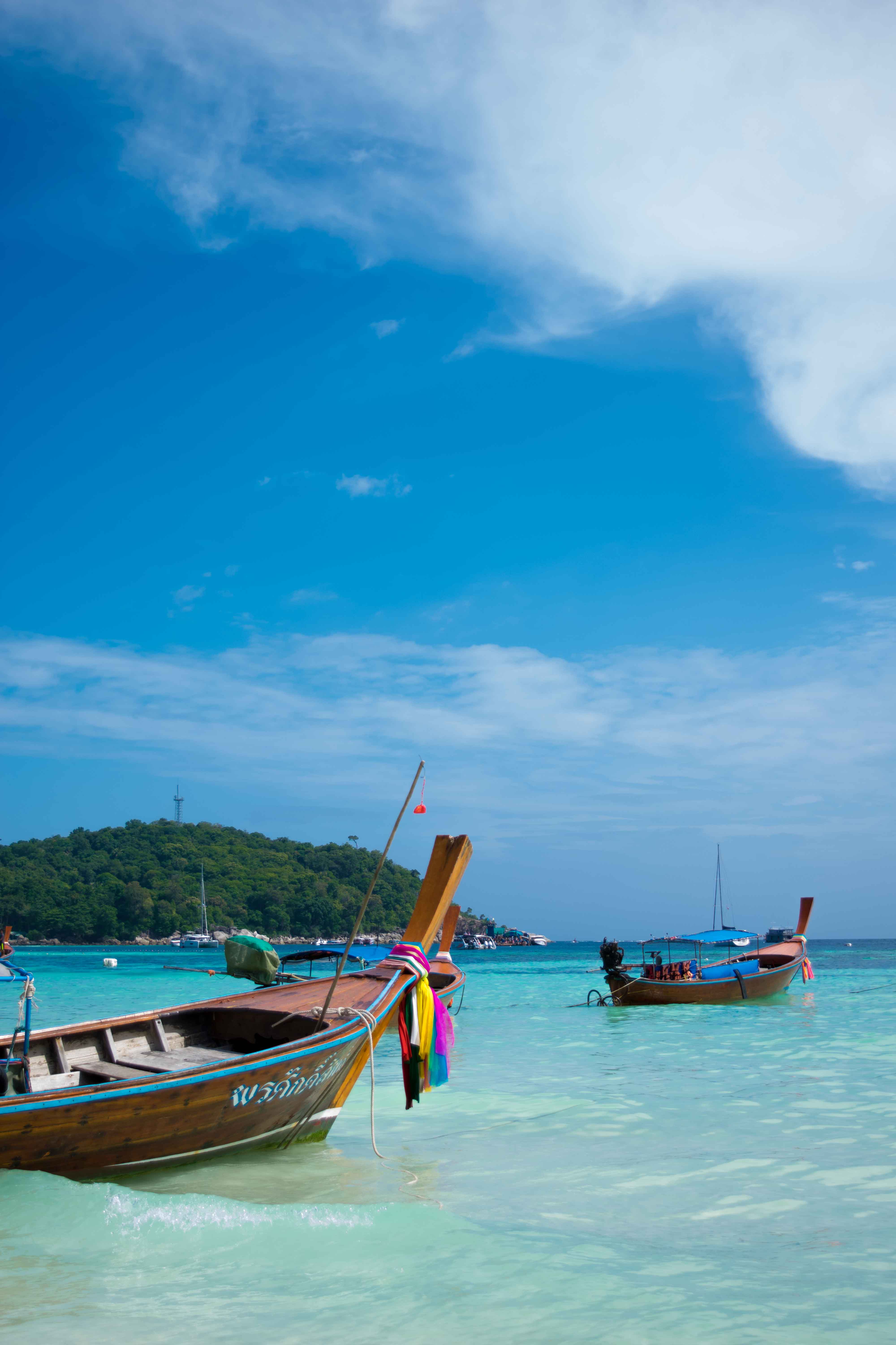 Long Tail Boat, o barquinho característico da Tailândia também é uma forma de viajar para Koh Lipe!