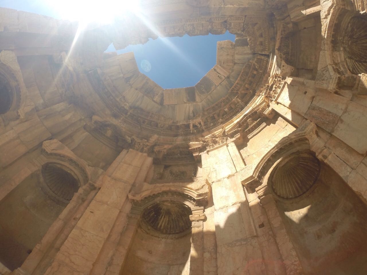 Turistas no Líbano tem a chance de conhecer as lindas ruínas de Baalbeck.
