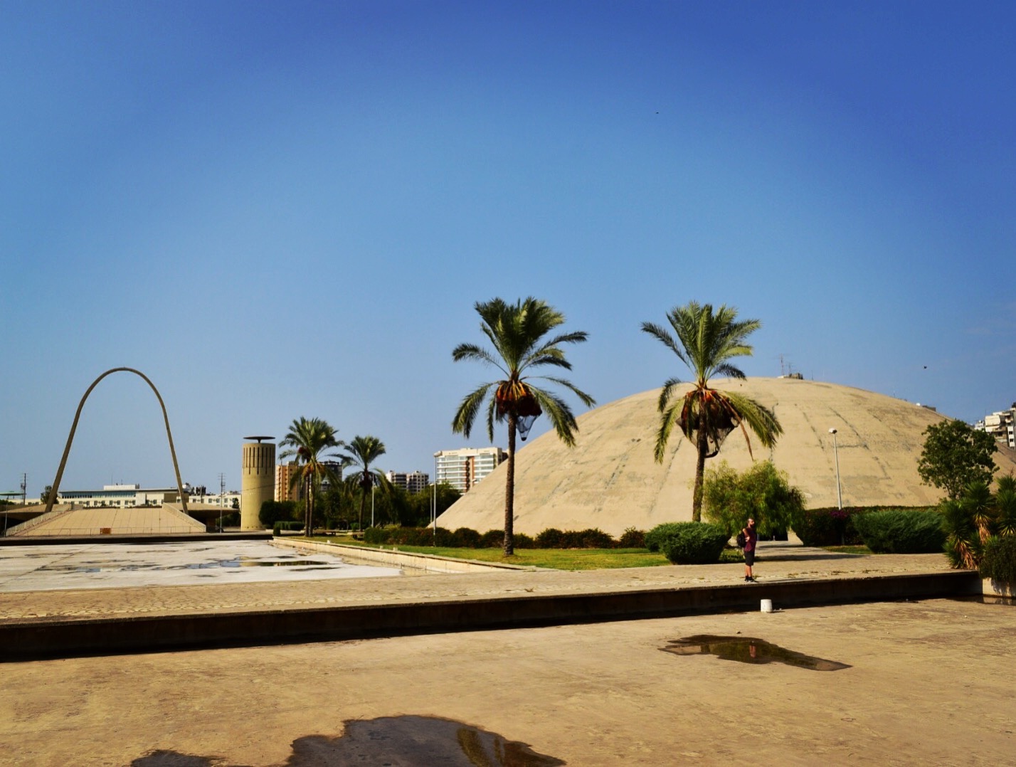 Obras de Niemeyer em Tripoli, cidade que esteve em conflito junto com a guerra da Síria. Líbano Seguro.