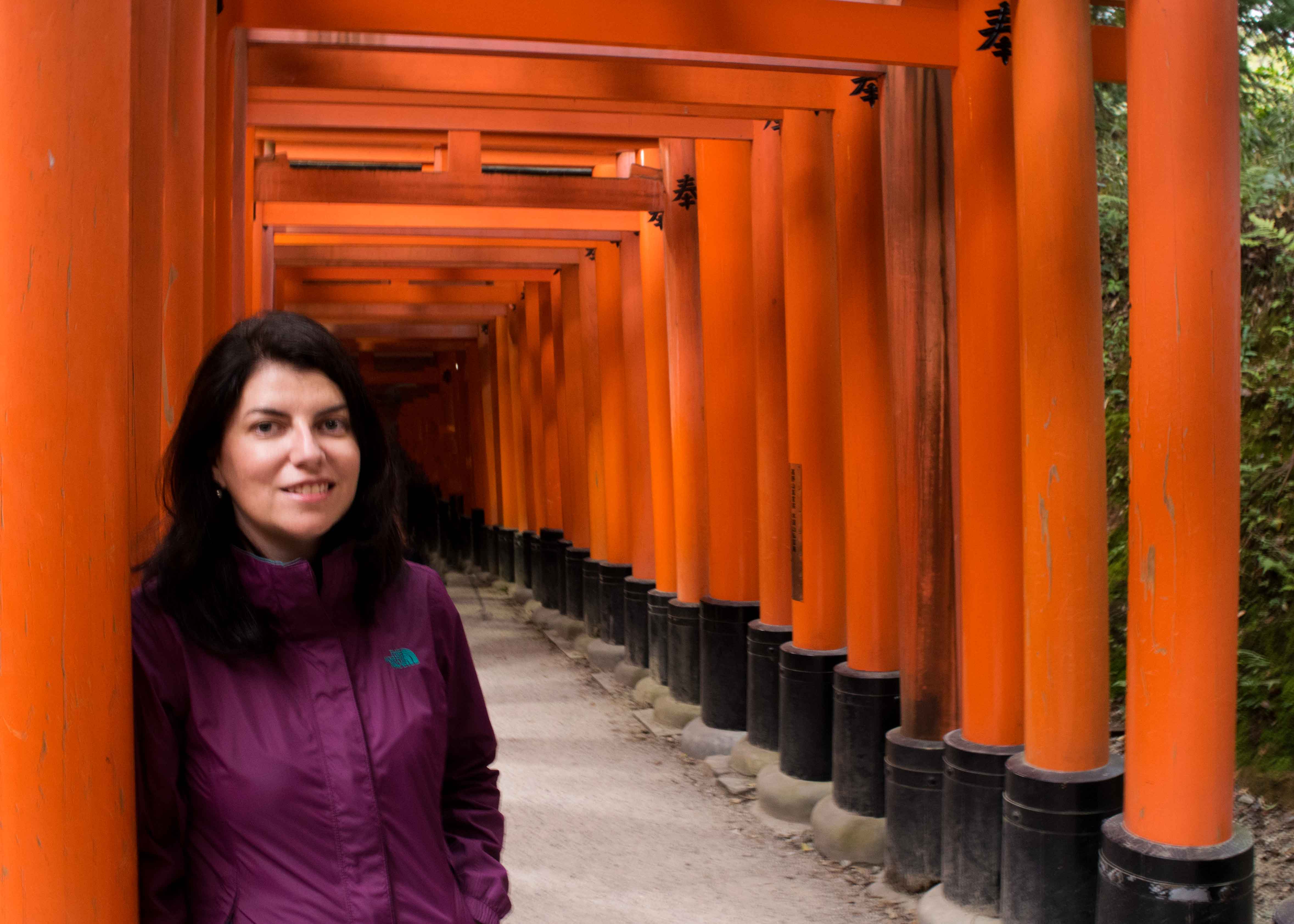 No túnel de Toris na entrada do Fushimi Inari, santuário xintoísta, a religião anterior ao budismo no Japão.