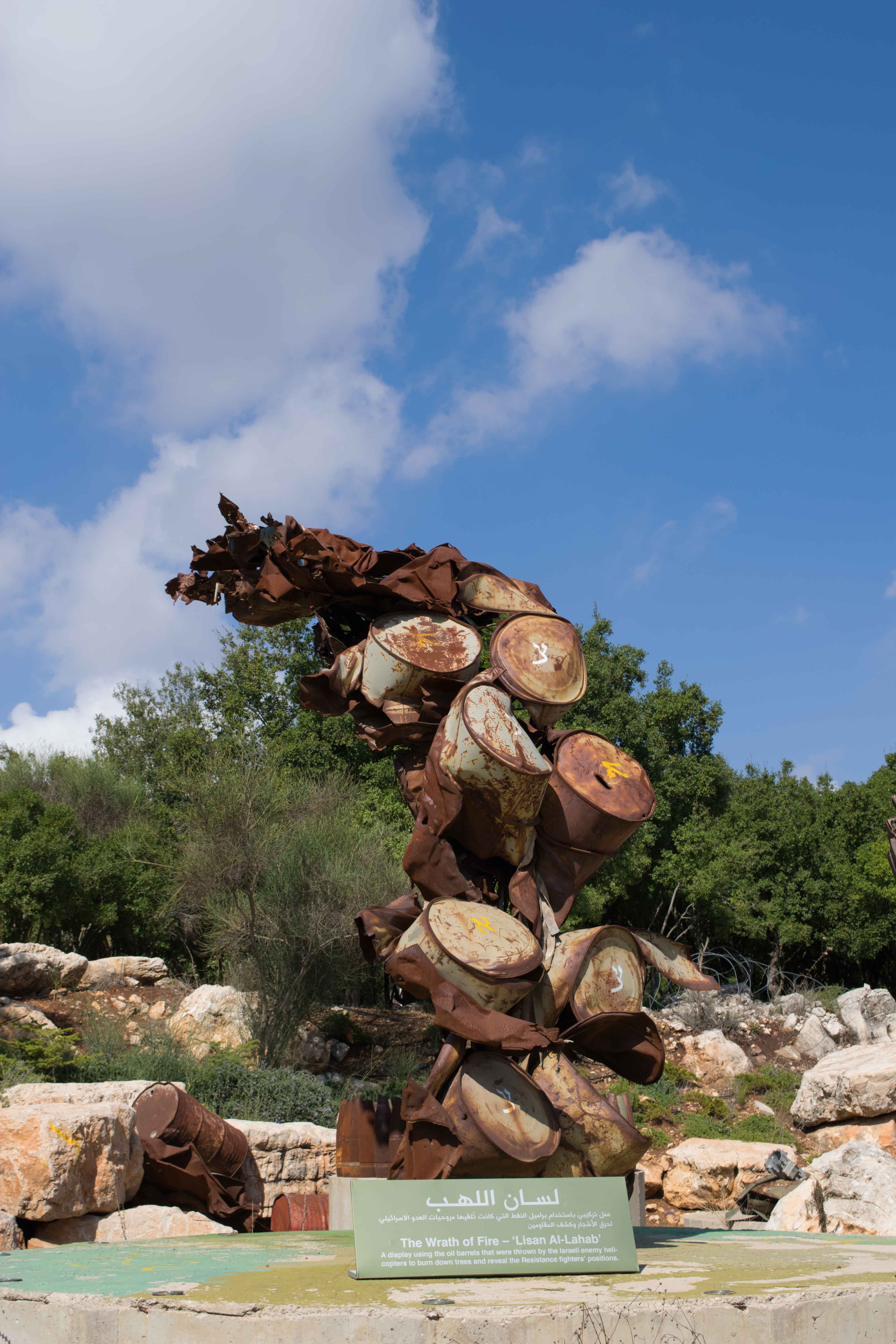 Escultura com restos da guerra no Mleeta. Viagem para o Líbano.