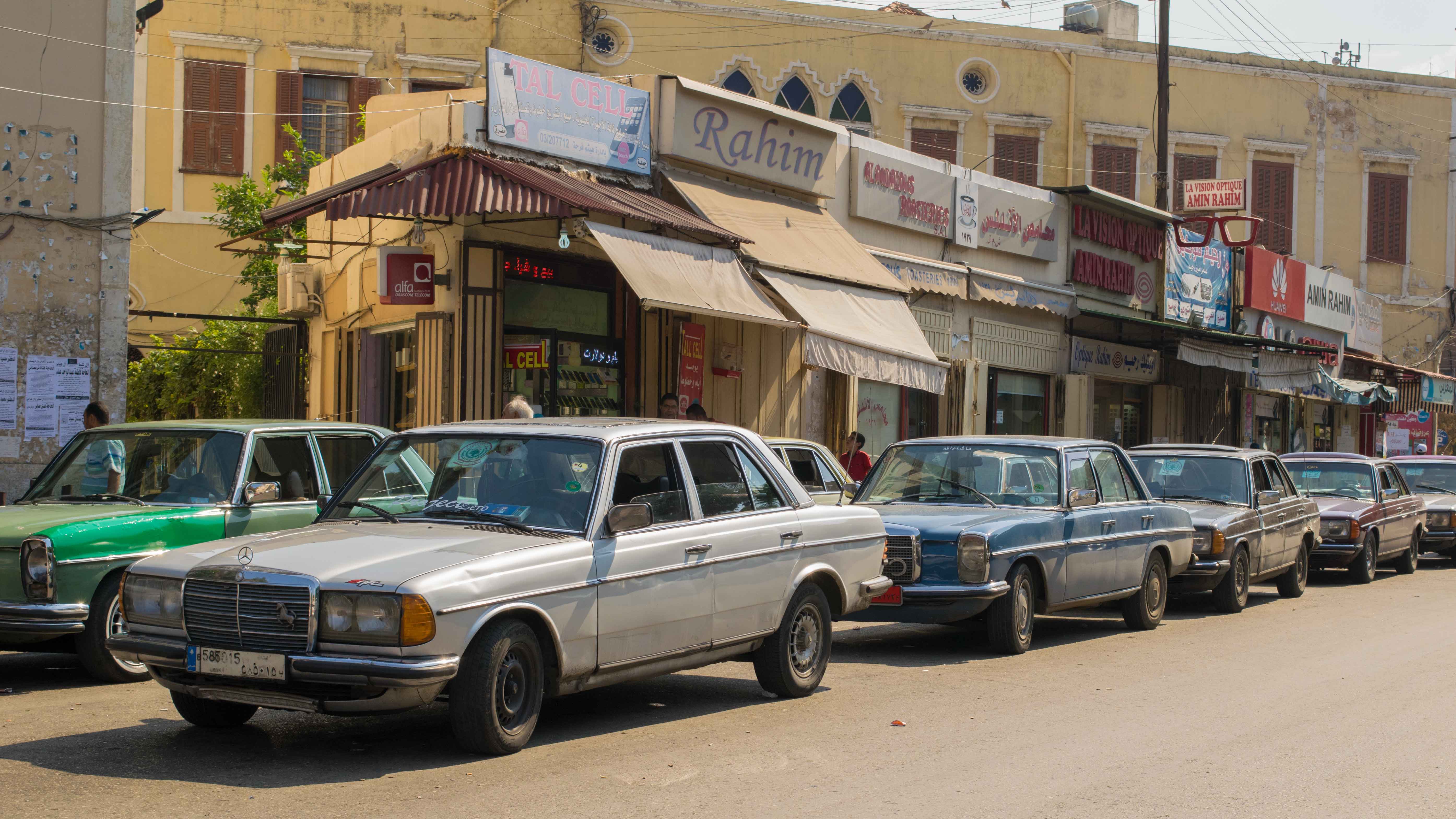 Carros antigos nas ruas de Tripoli. Viagem para o Líbano.