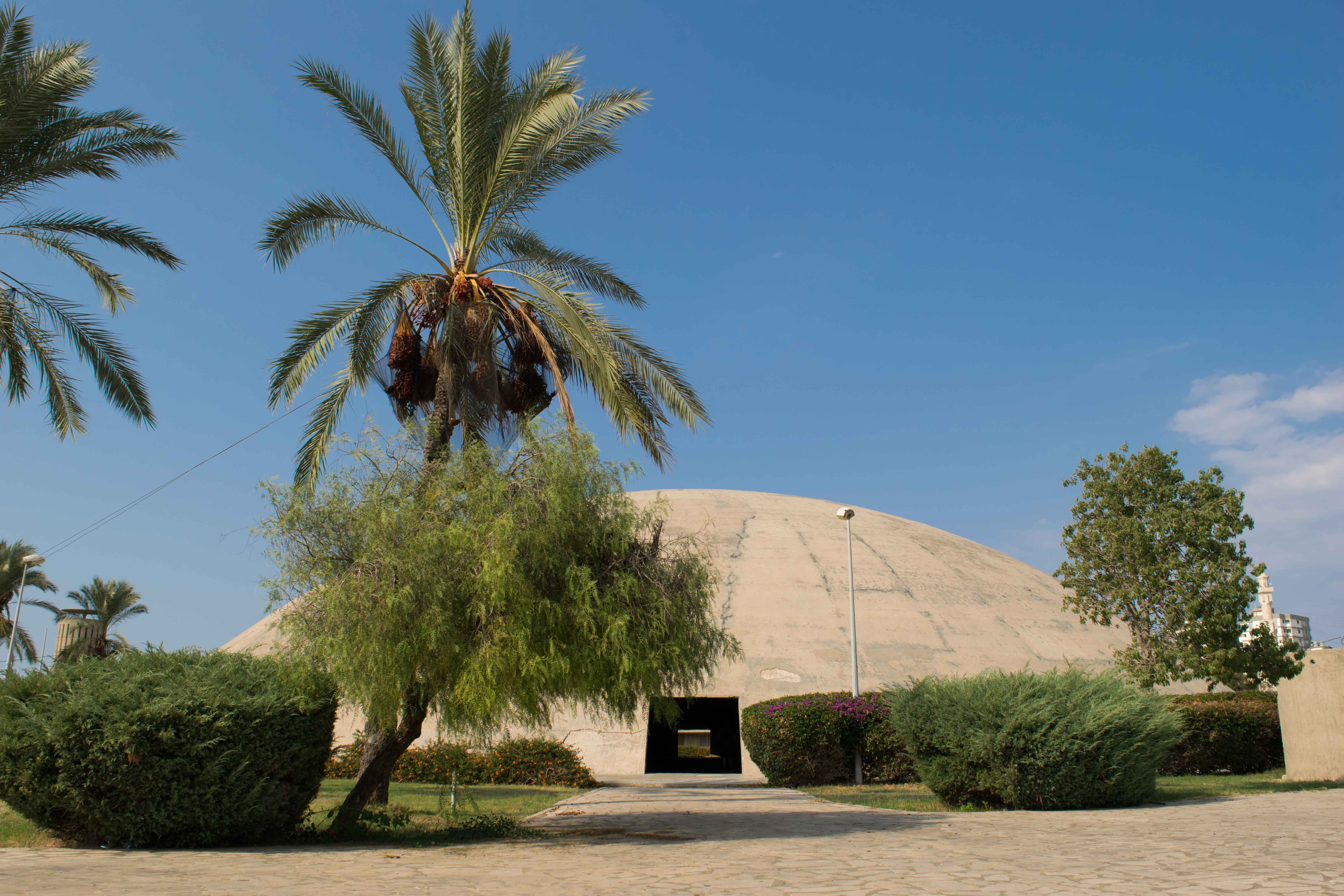 Te juro que isso não é Brasil! Obra de Niemeyer em Tripoli. Viagem para o Líbano.