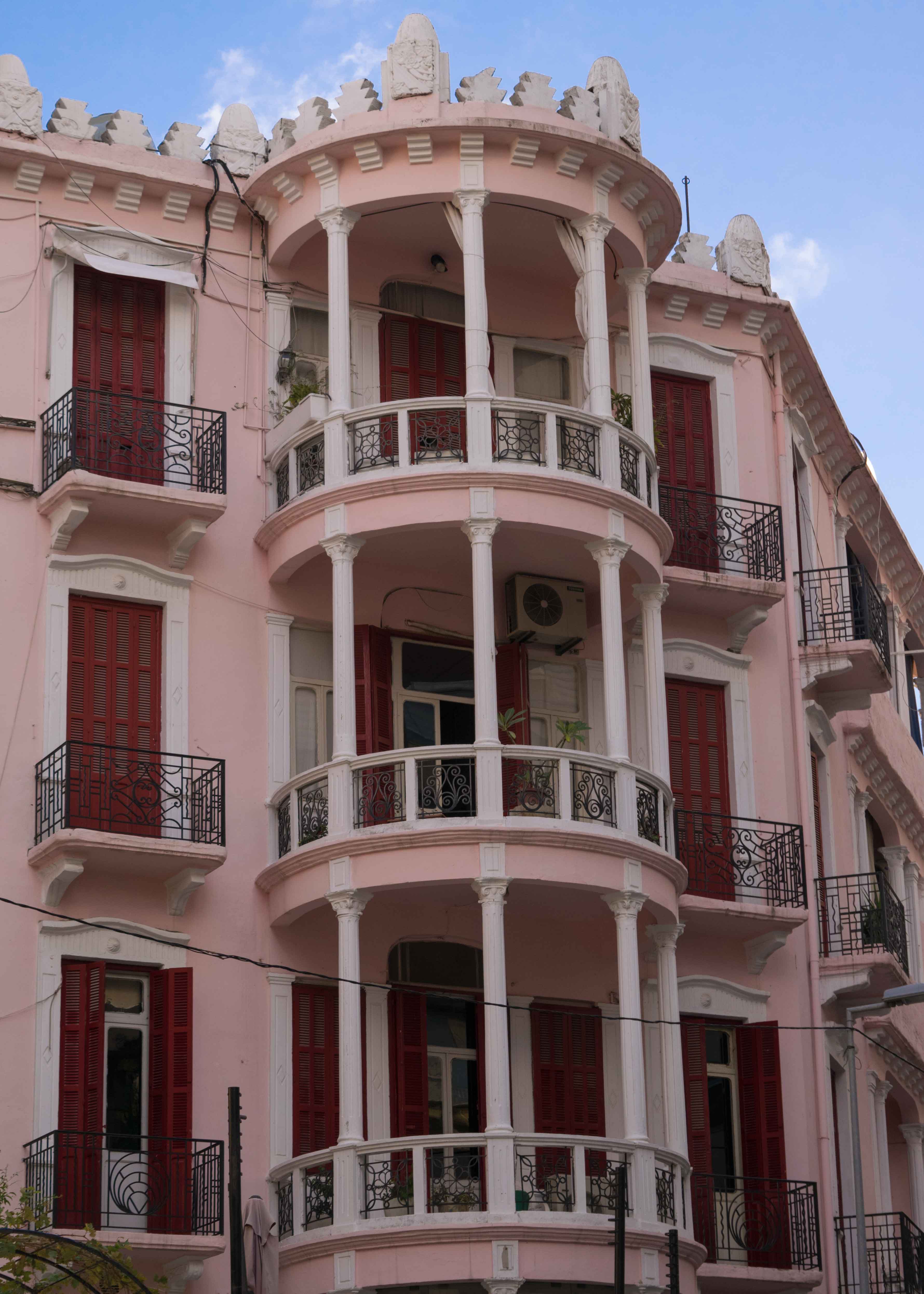 Prédinho residencial que é a cara de Beirute, com suas varandas redondas.