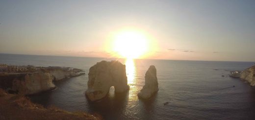 O que fazer em Beirute: visitar as Pigeon Rocks, as mesquitas e igrejas de Beirute, Gemmayzeh e Mar Mikhael e o Museu Nacional de Beirute.