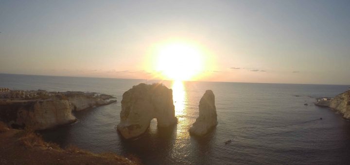 O que fazer em Beirute: visitar as Pigeon Rocks, as mesquitas e igrejas de Beirute, Gemmayzeh e Mar Mikhael e o Museu Nacional de Beirute.