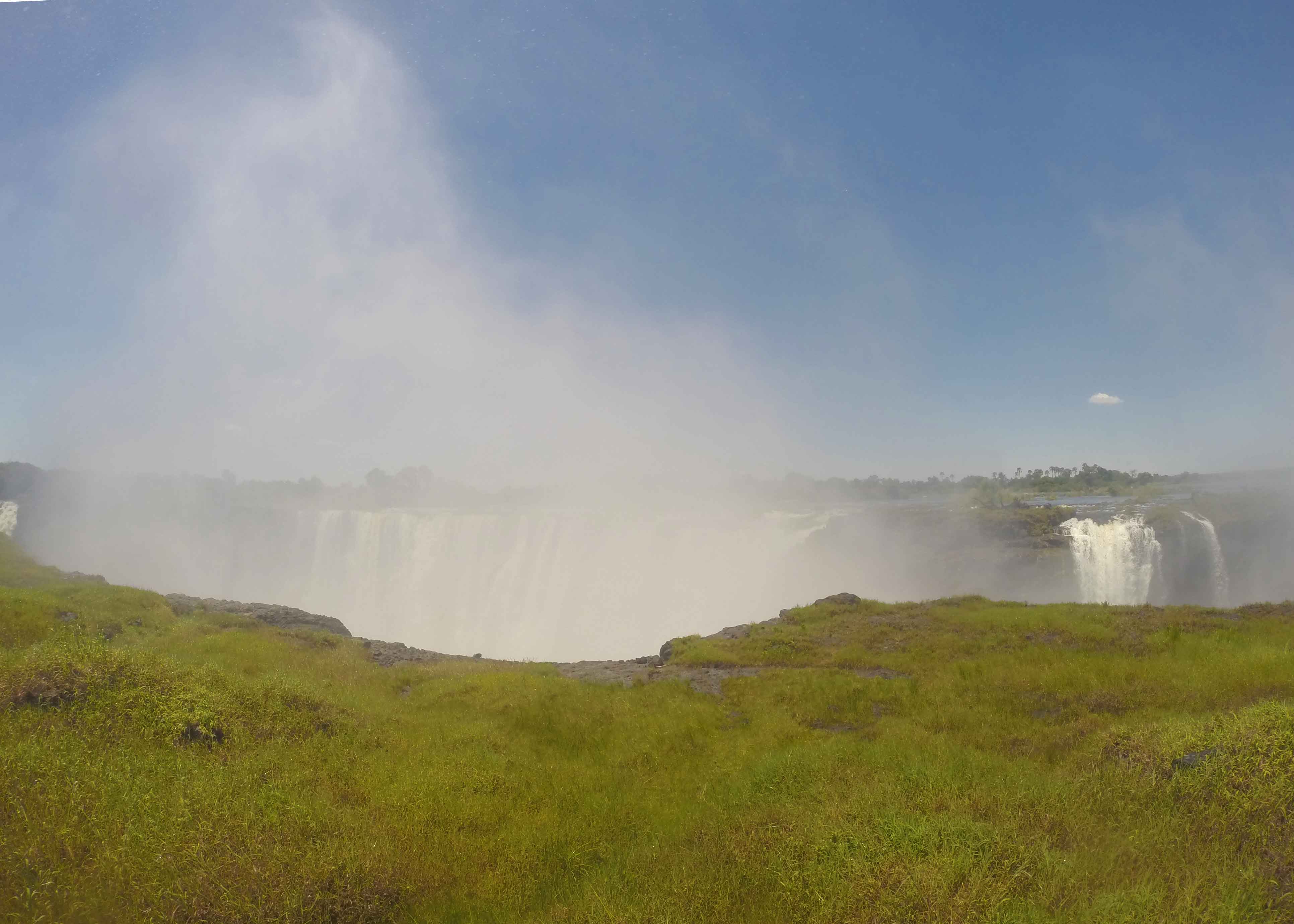 A fumaça das cataratas pode ser vista há kms de distância em Victoria Falls.